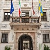 Foto: Ingresso con Balcone - Palazzo Thun - Sede del Municipio (Trento) - 0